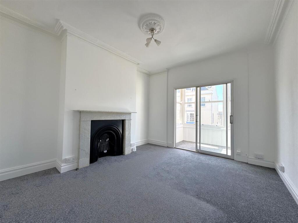 Flat 5 Living Room.jpg