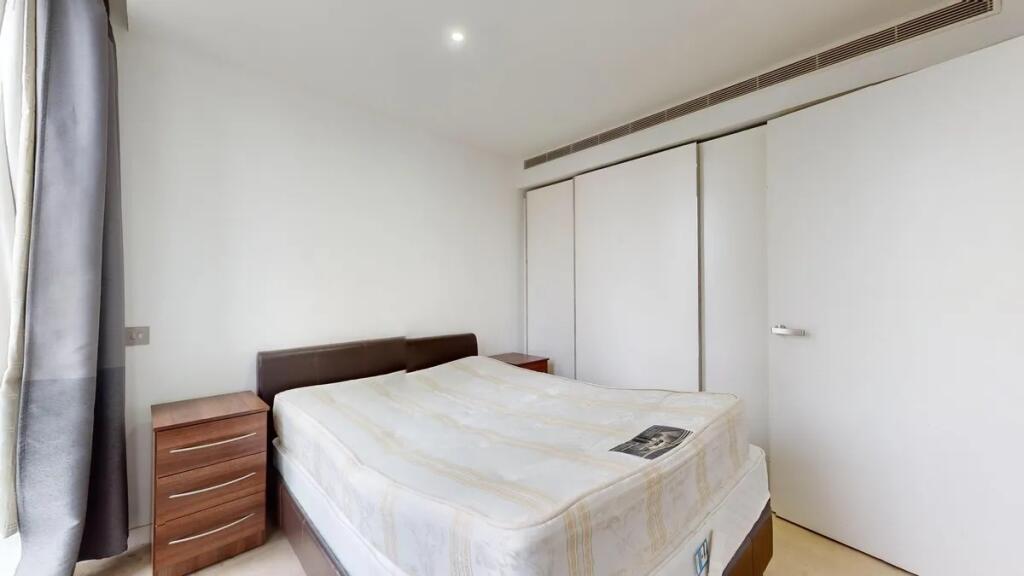 Bright and clean double bedroom featuring a com...