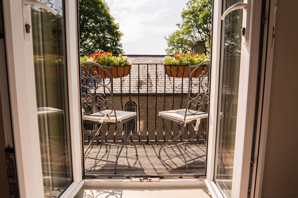 Bedroom with En Suite &amp; Balcony