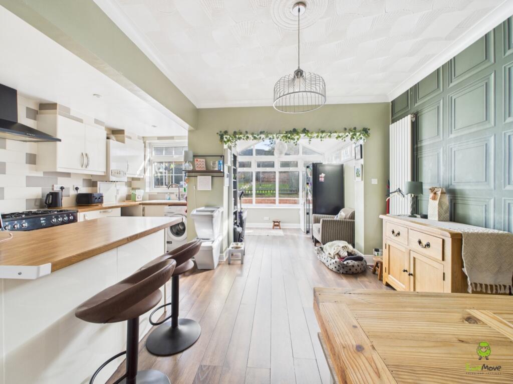 CAM03779G0-PR0301-STILL013