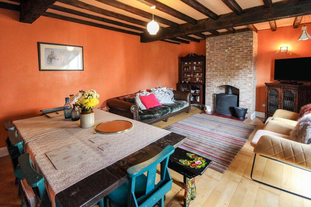Lounge/Dining Area