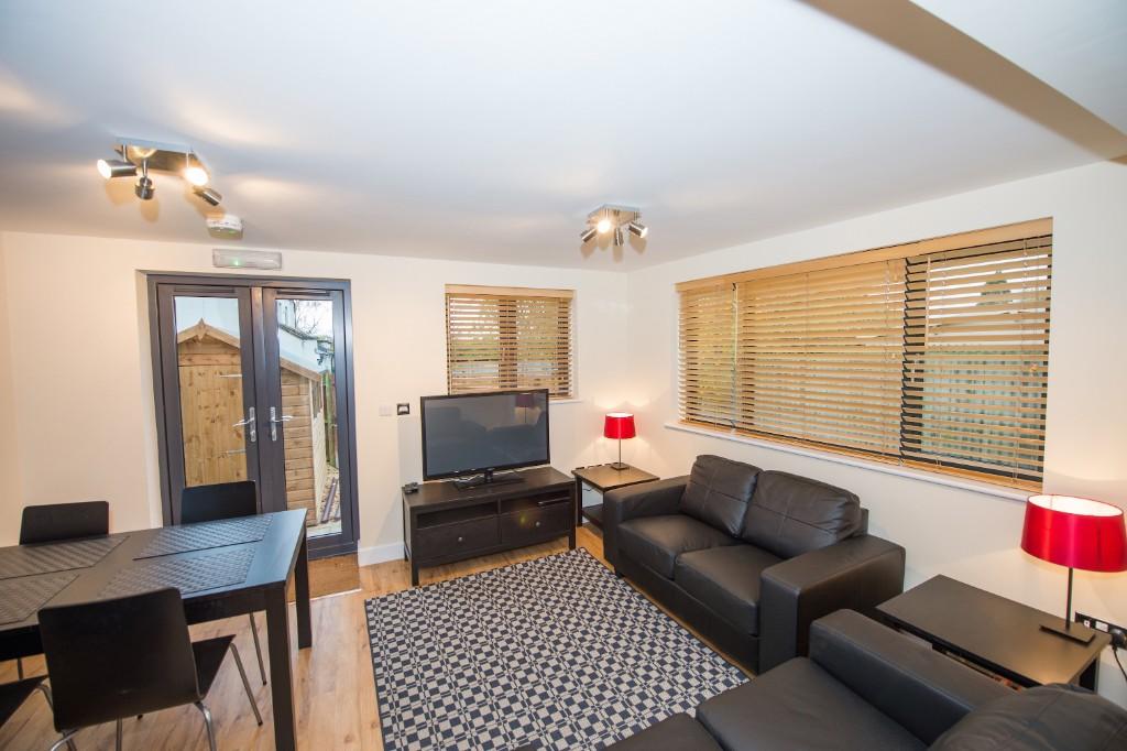 Lounge/Dining