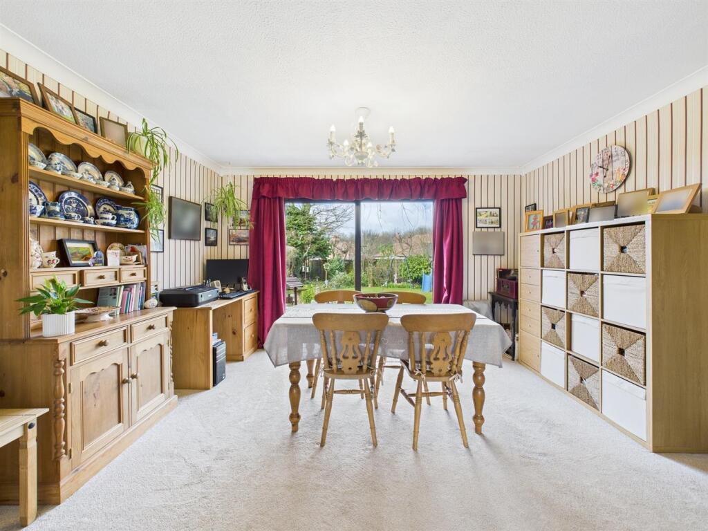 Dining room: