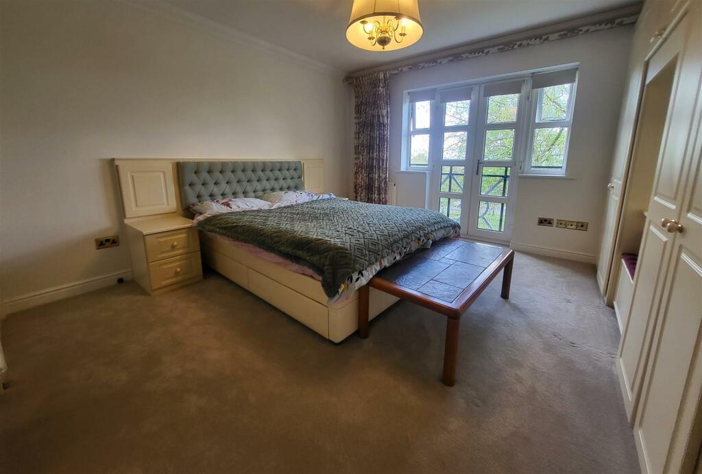 MAIN BEDROOM: