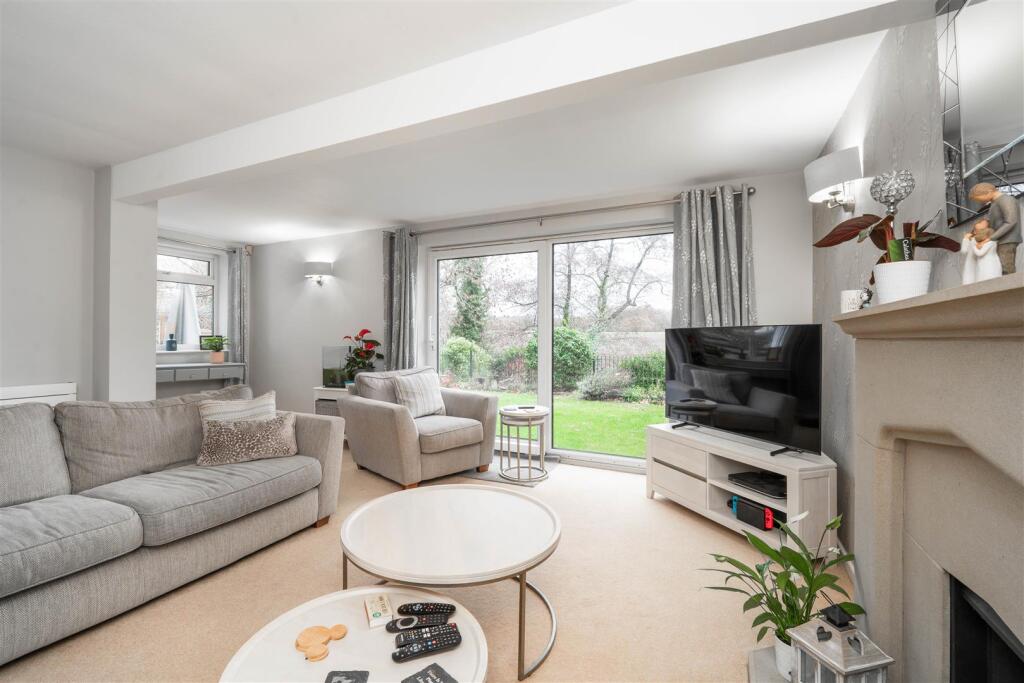 Living Room-4.jpg