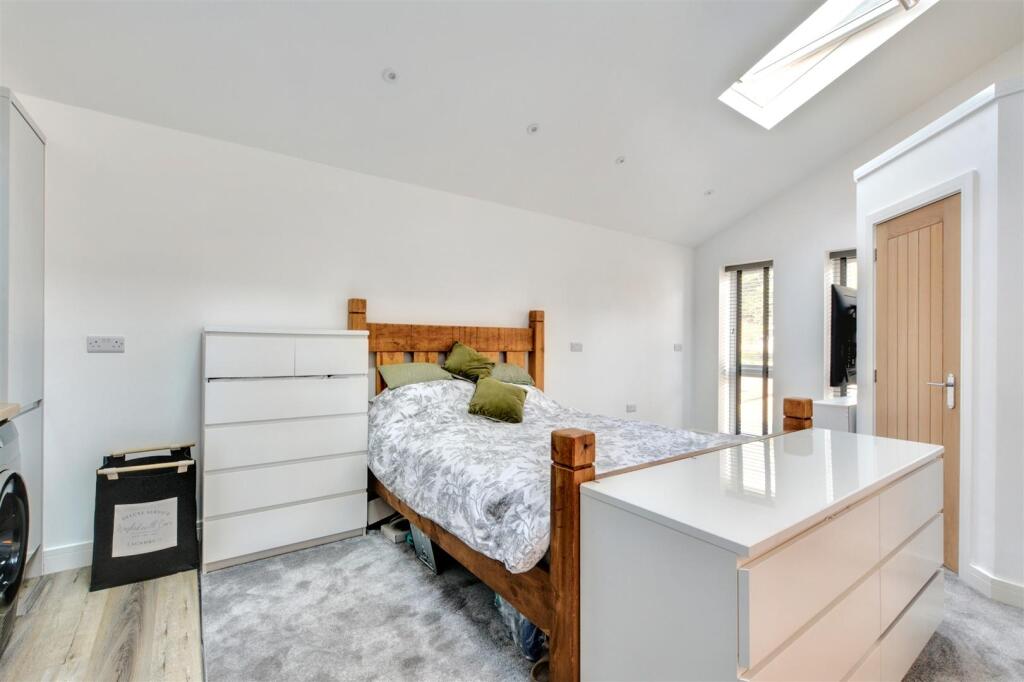 Bedroom 1_1.jpeg