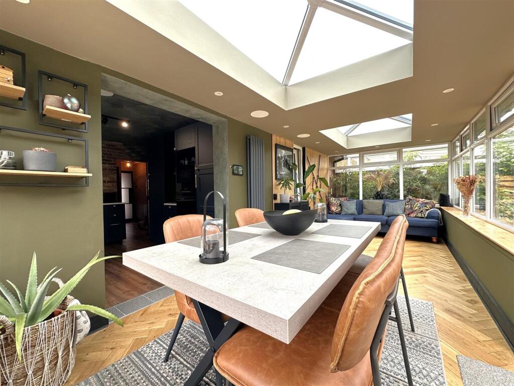 Fabulous Living/Dining Space 021