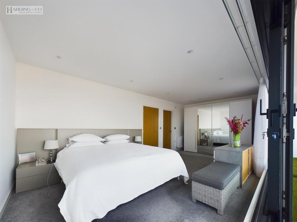 Bedroom 1 .4.jpg