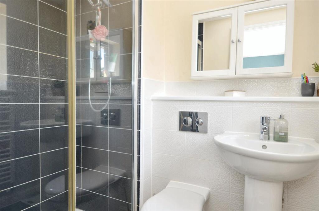 EN-SUITE SHOWER ROOM
