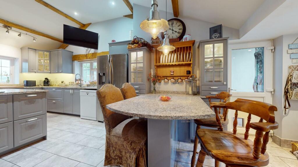 KITCHEN/DINING ROOM