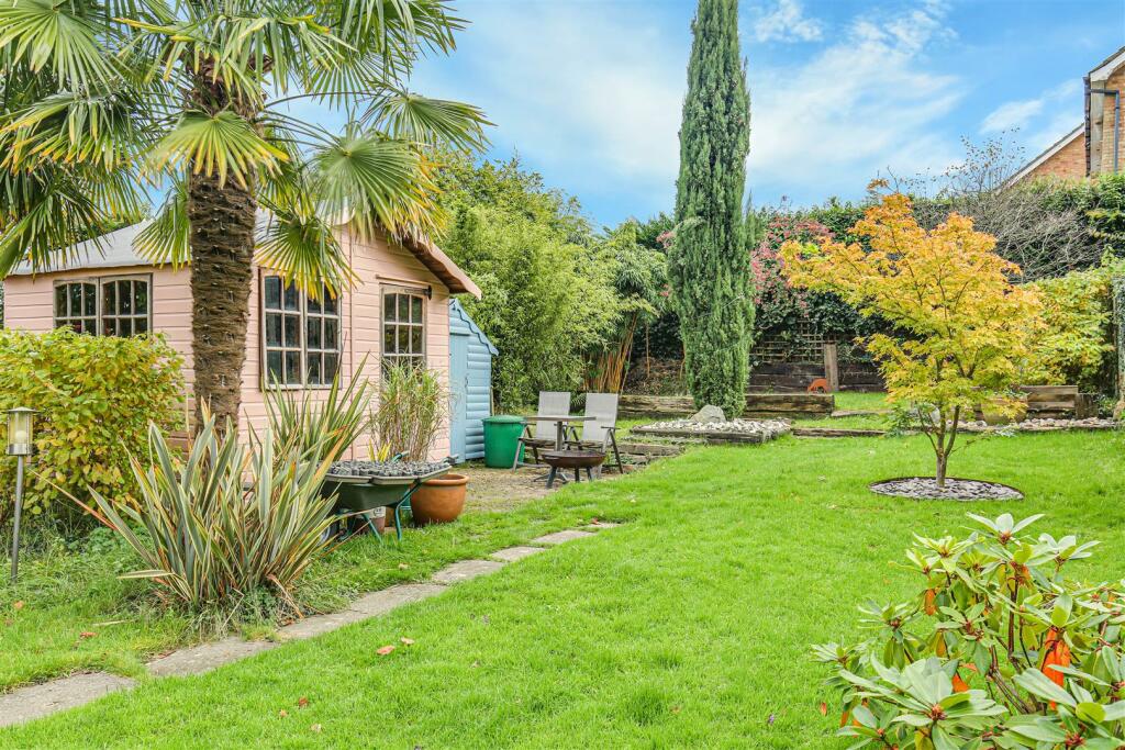 Rear Garden-Summerhouse.jpg