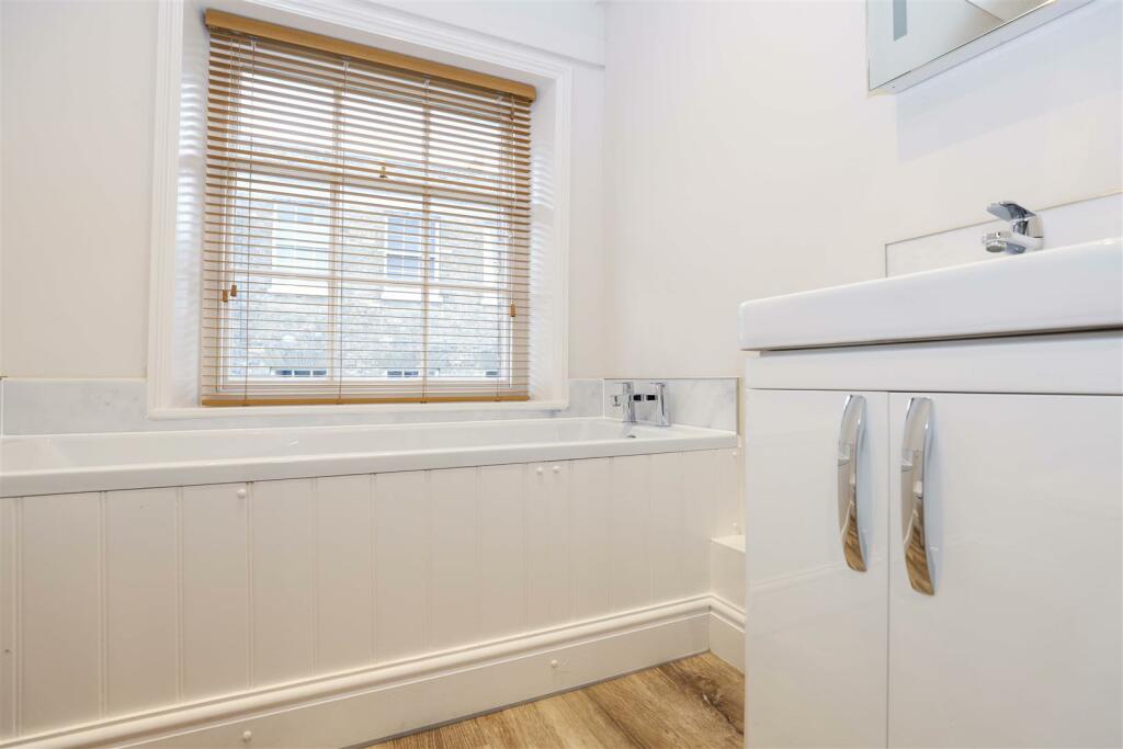 8 Guildhall Street [Bathroom 3].jpg