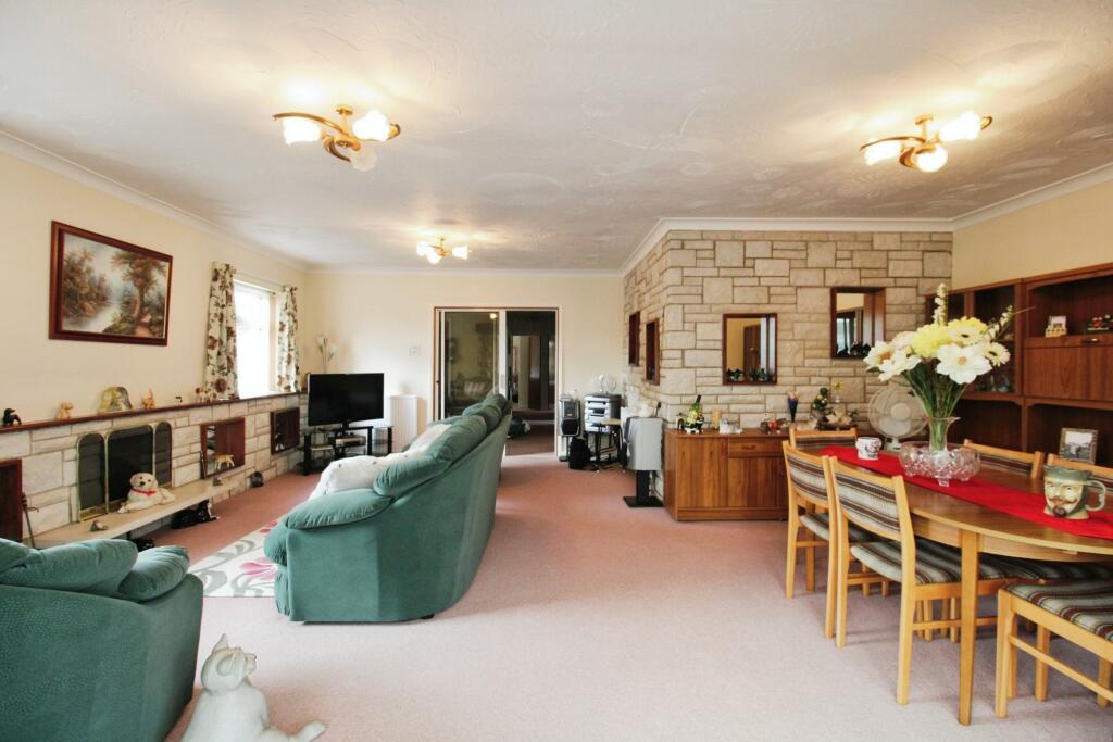 SITTING/ DINING ROOM