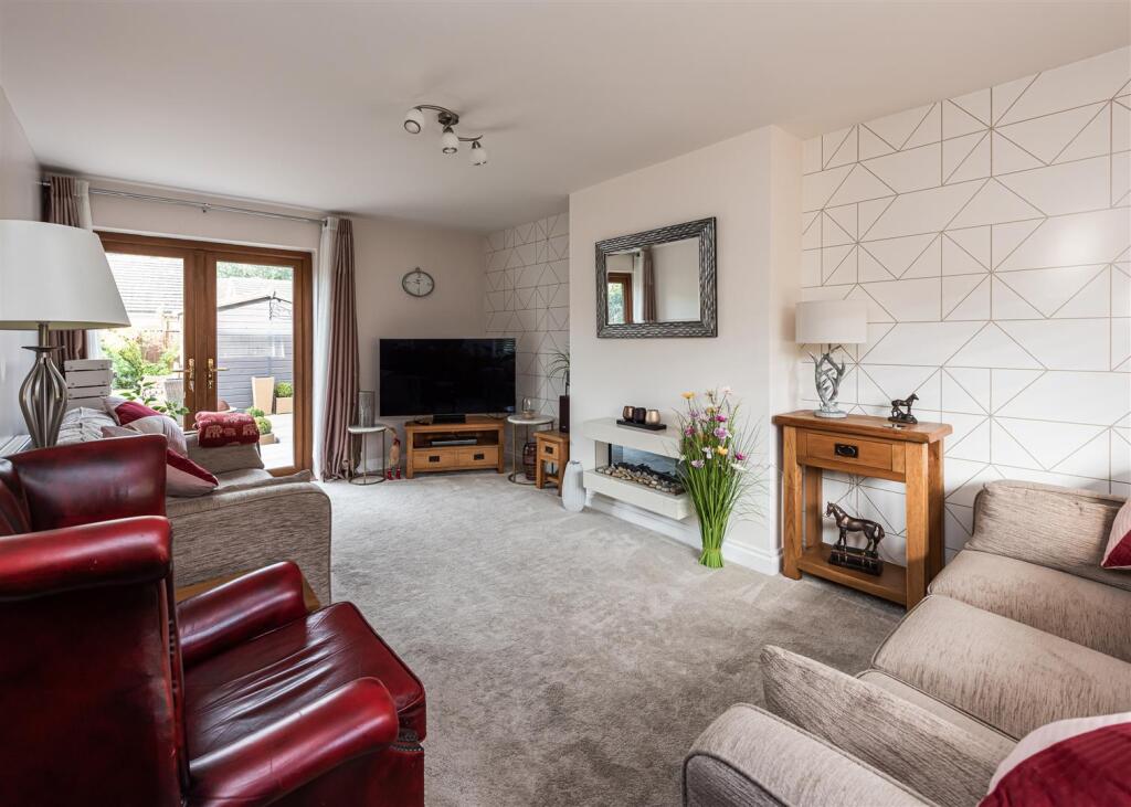 46 Redhill Avenue-lounge1.jpg