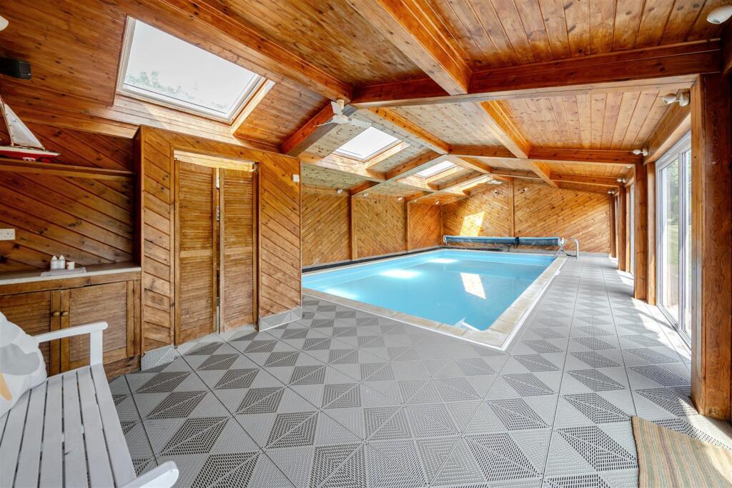 25 Bradden Road, Greens Norton (16).jpg