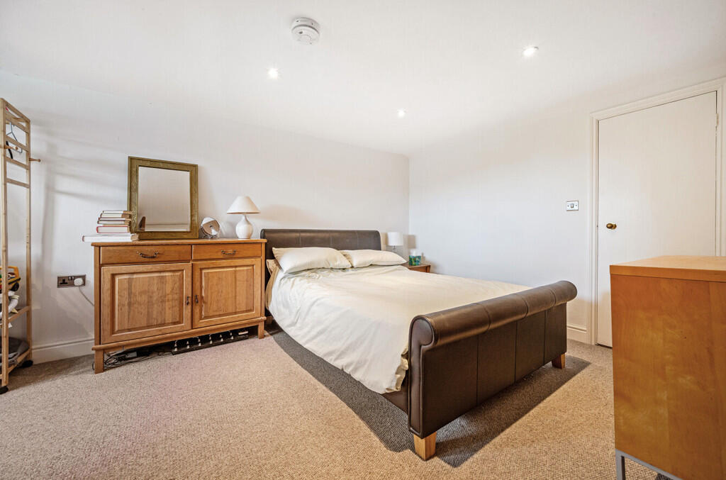 1300243-11-683dd2...