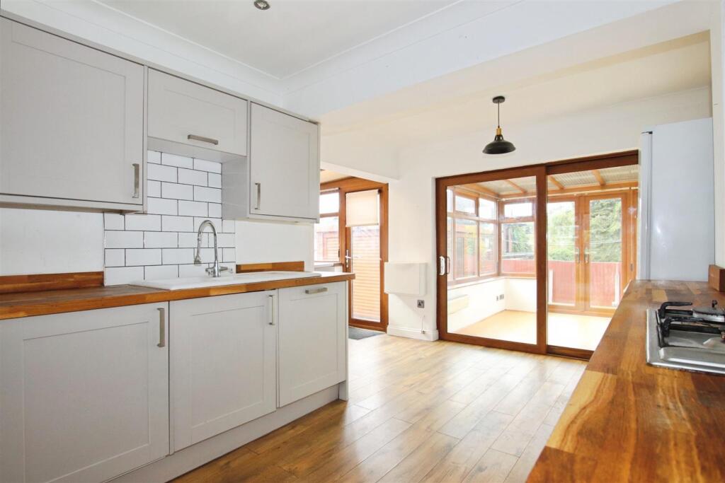 FITTED KITCHEN