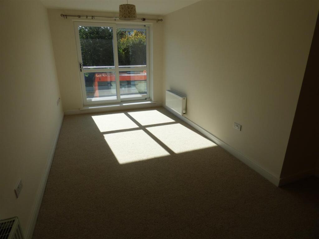 OPEN PLAN LOUNGE AND KITCHEN