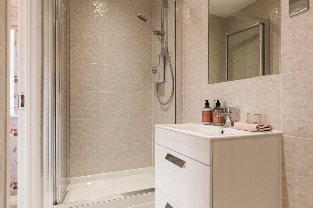 Your relaxing en suite to the main bedroom