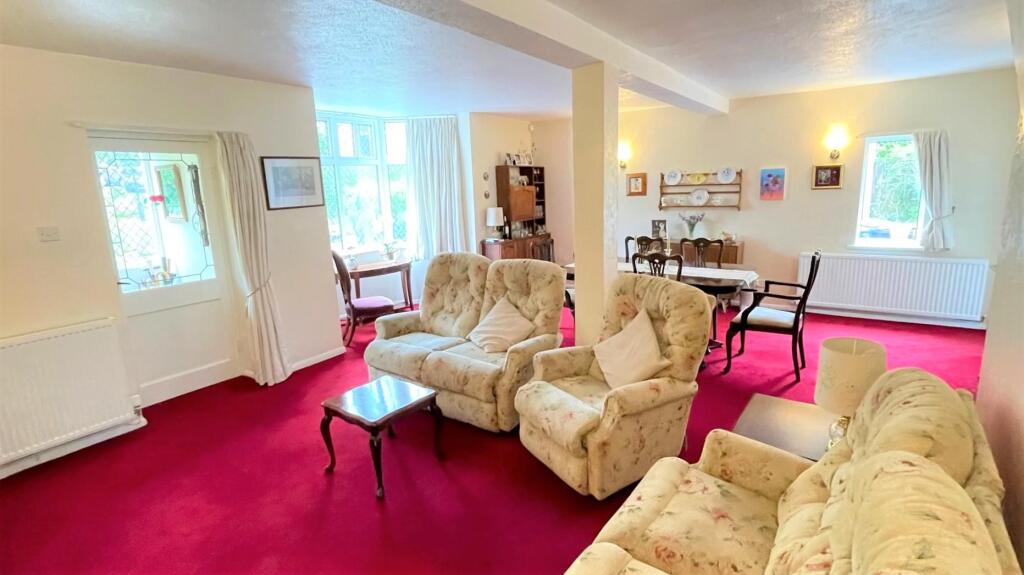 DOUBLE ASPECT LOUNGE/DINING ROOM
