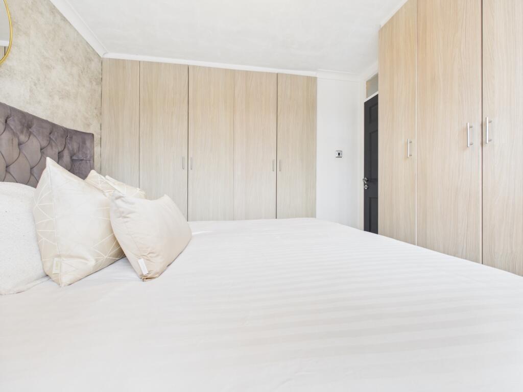 CAM03729G0-PR0173-STILL031