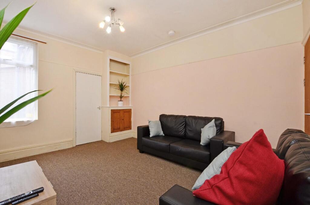 446 Ecclesall Road, living room pic 2.JPG