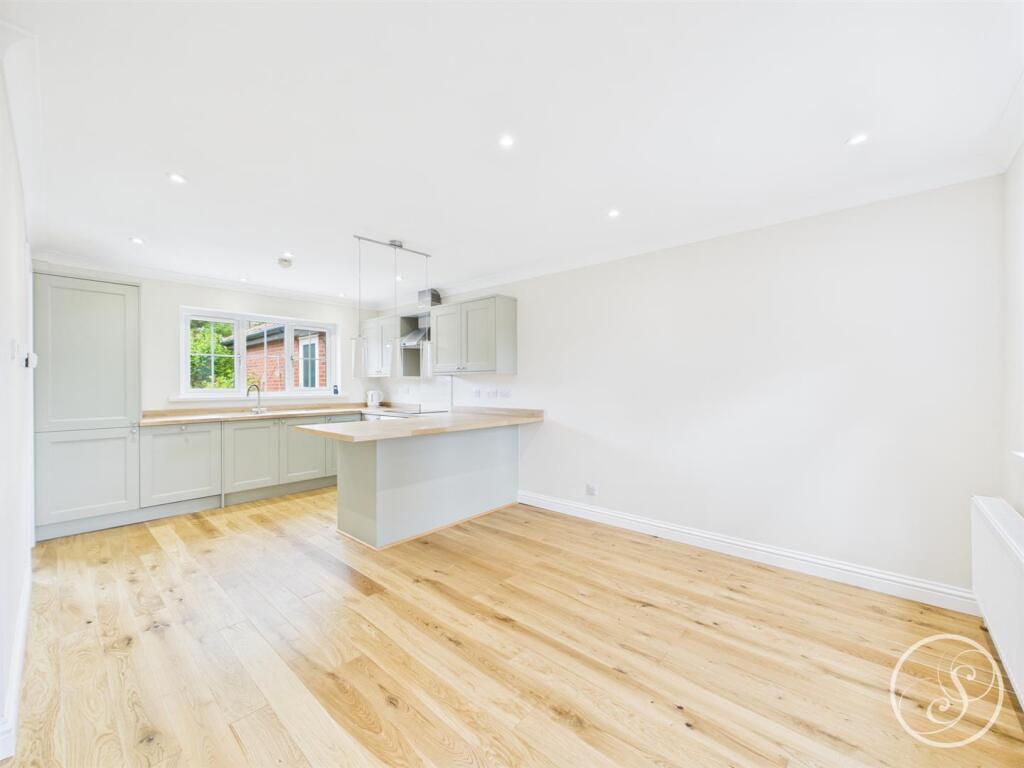 KITCHEN/DINER/FAMILY ROOM
