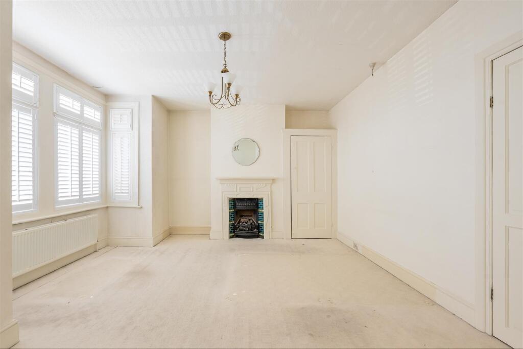 Selwyn Avenue, E4