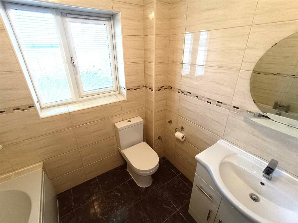 Bathroom (2).jpg