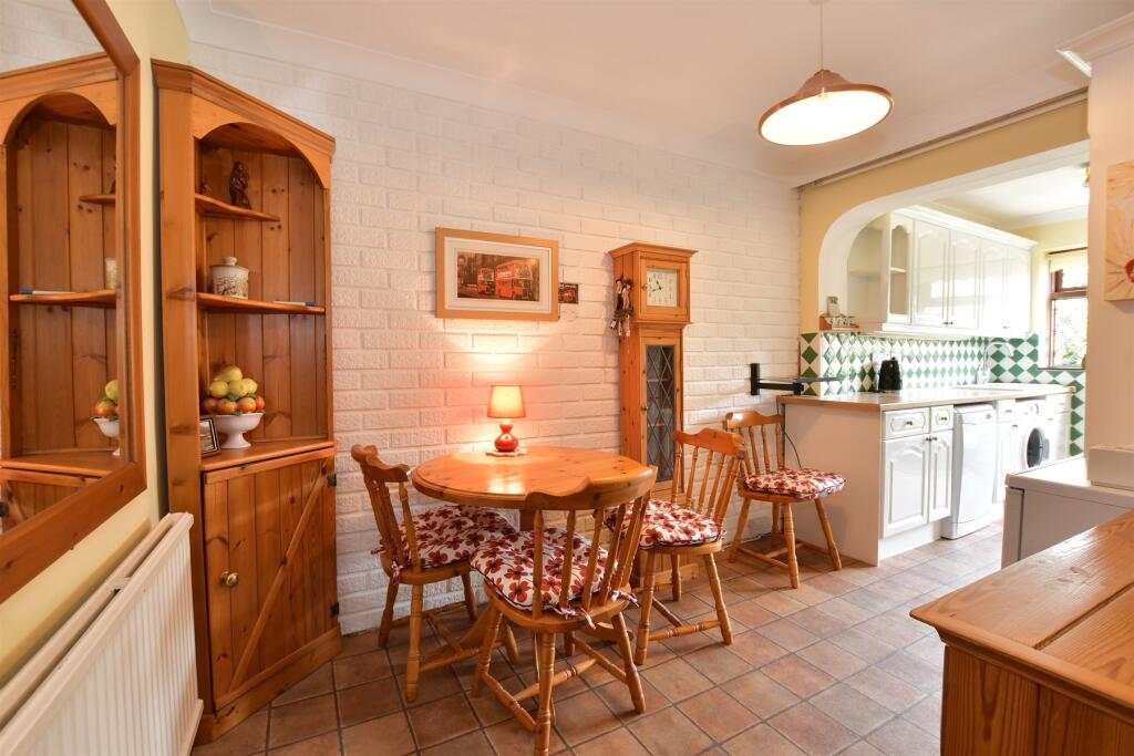 Kitchen/ Breakfast Room