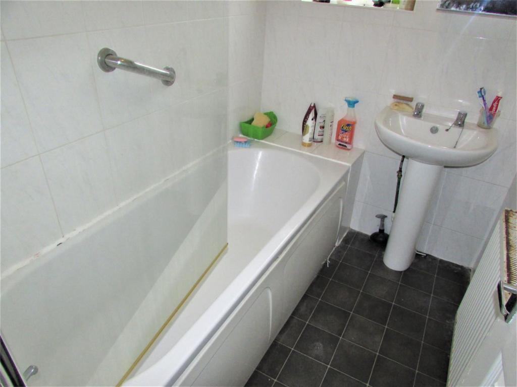 MontgomerySt81bath.JPG