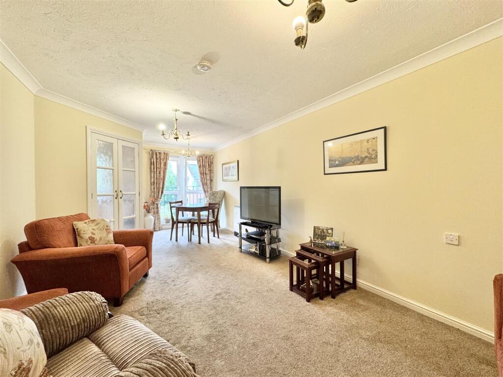 Lounge/Dining