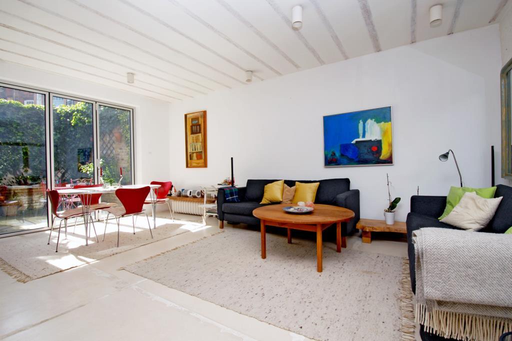Spacious Reception Room (shot 2)