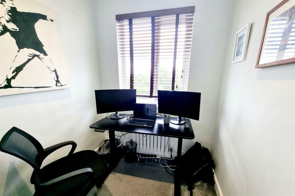 BEDROOM 4: