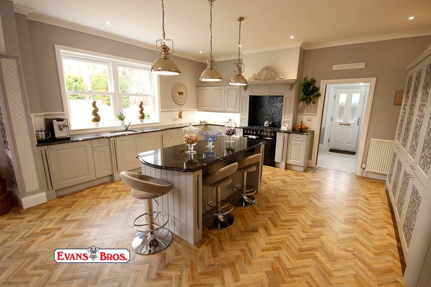 LUXURY FITTED KITCHEN / BREAKFAST ROOM