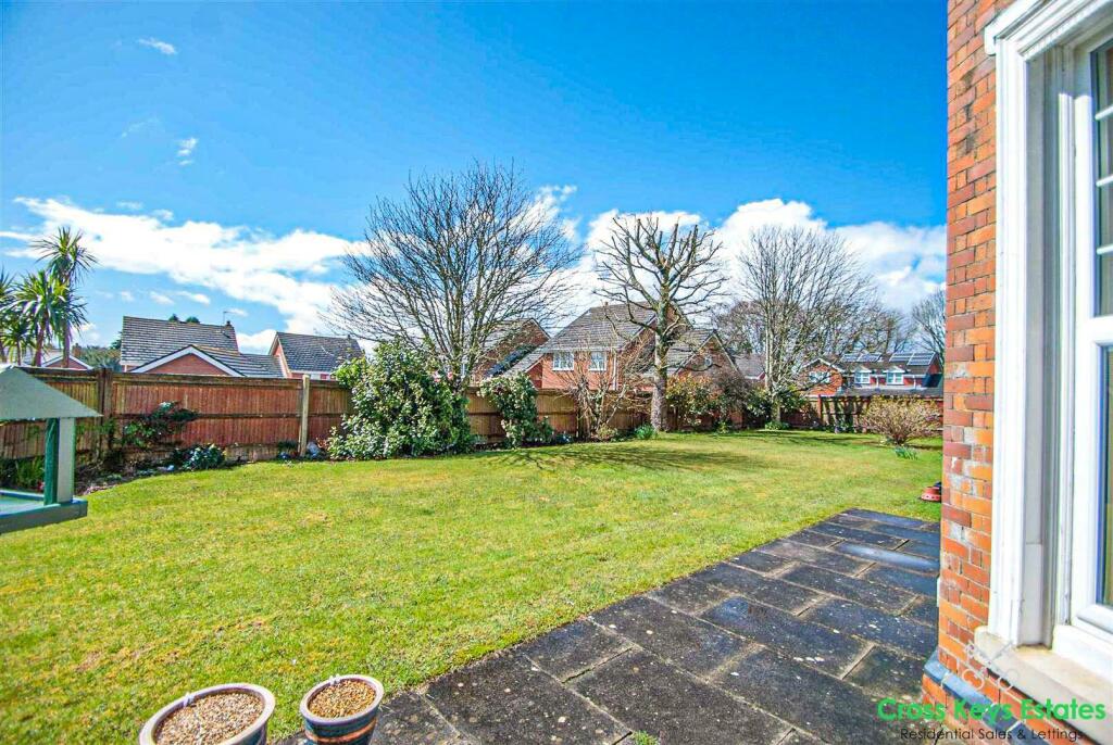 Garage &amp; Communal Gardens