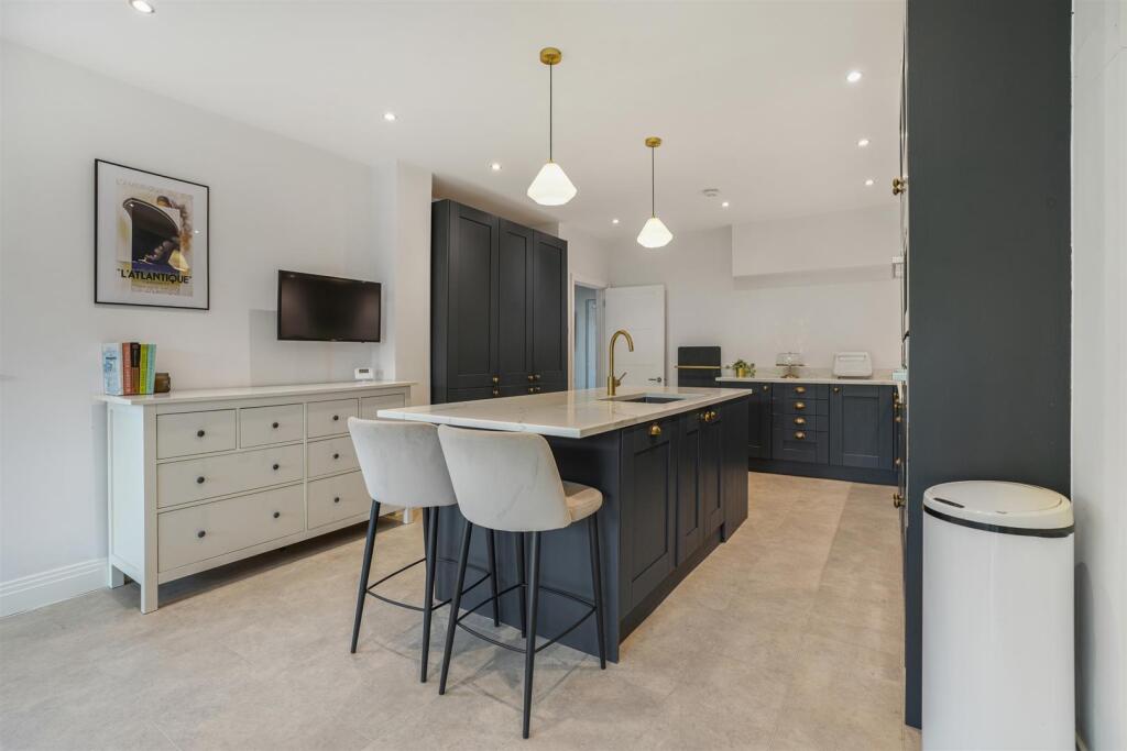 KITCHEN/BREAKFAST/DINING ROOM