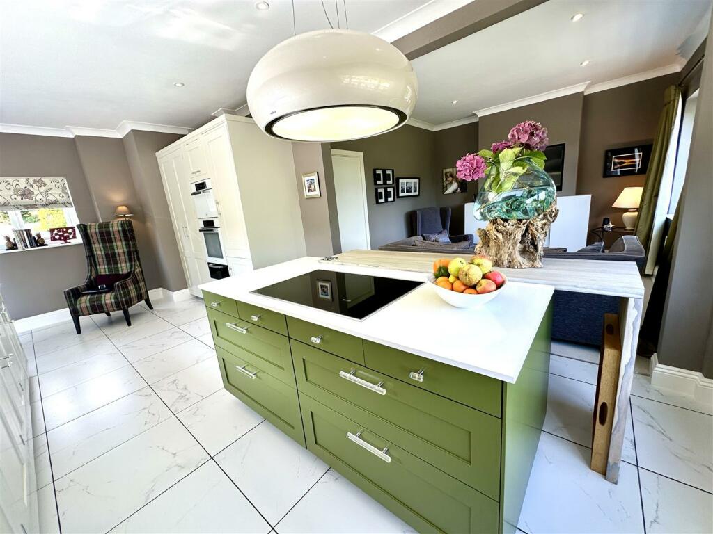 KITCHEN/FAMILY ROOM