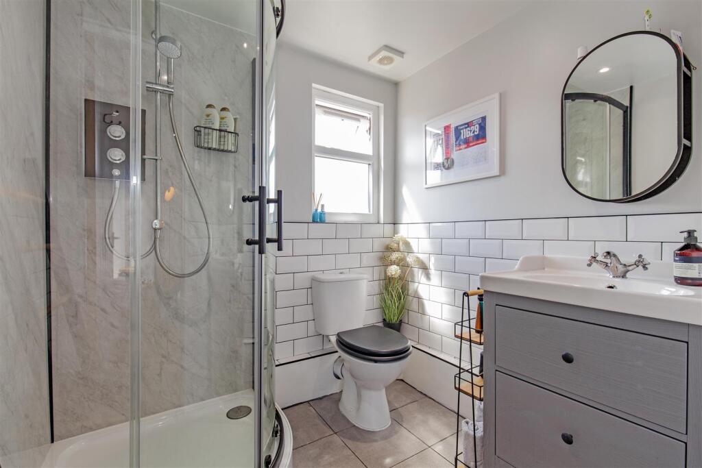 EN-SUITE SHOWER ROOM