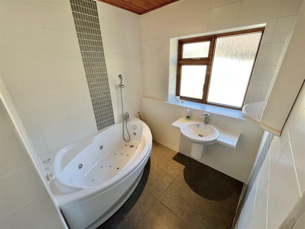 Bathroom Aspect 2.jpg