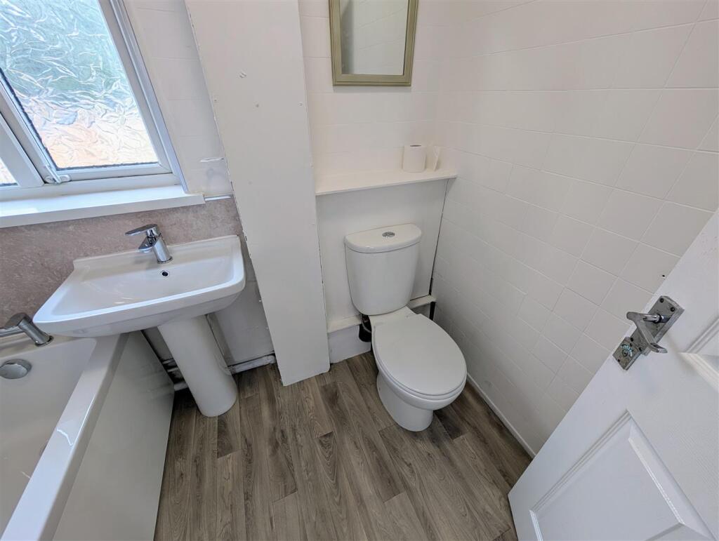 bathroom 1.jpg