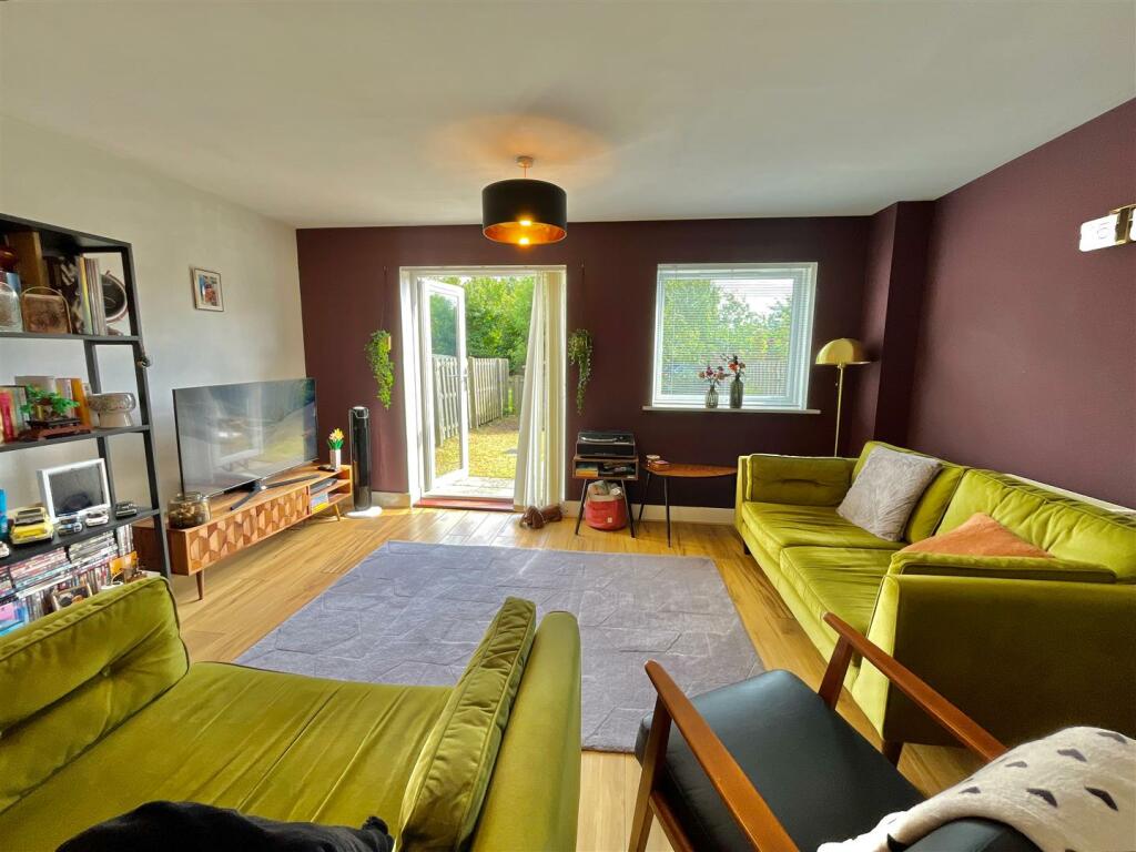 OPEN PLAN DINING KITCHEN/LIVING ROOM