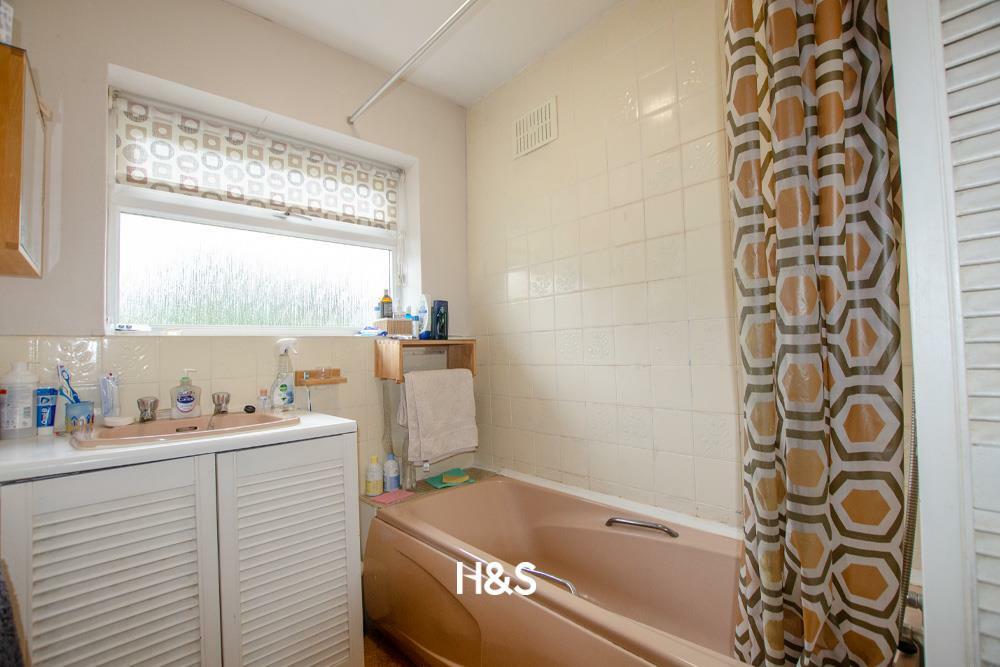 57 Station Road - Bathroom .jpg