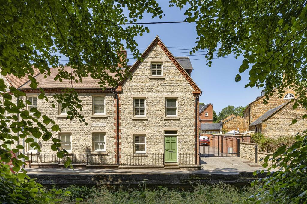 Chantry Lane, Towcester, NN12