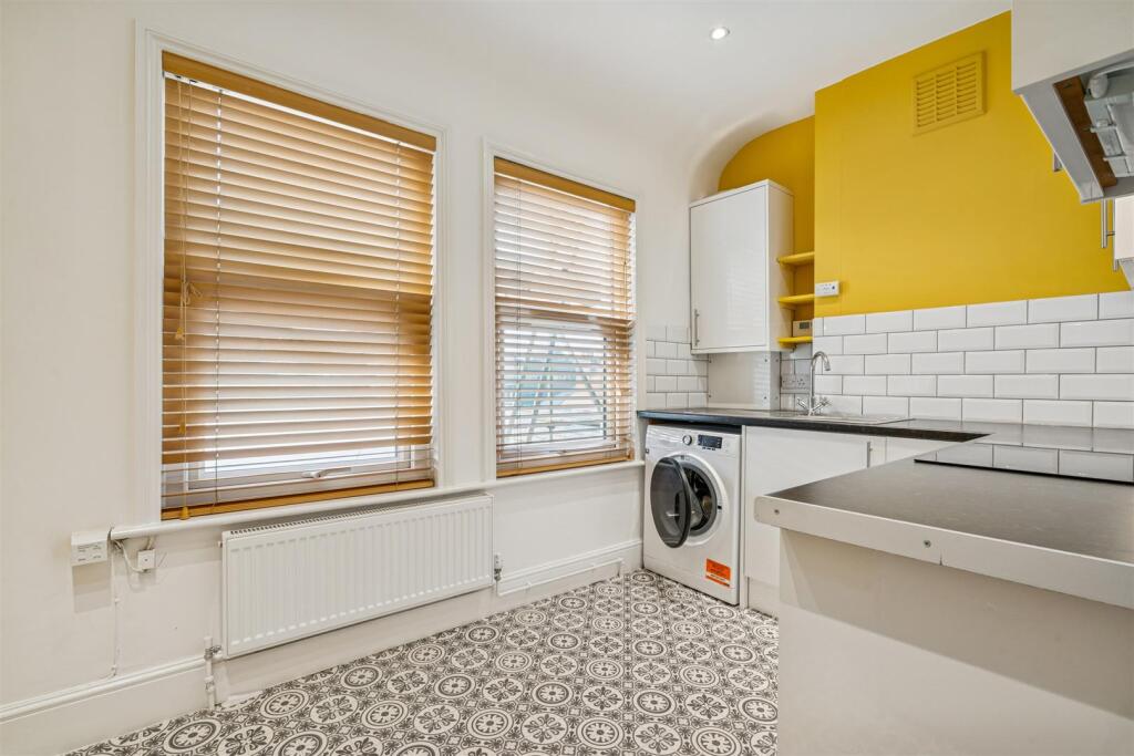 Flat 4, 106-108 Tooting High Street kitchen 2.jpg