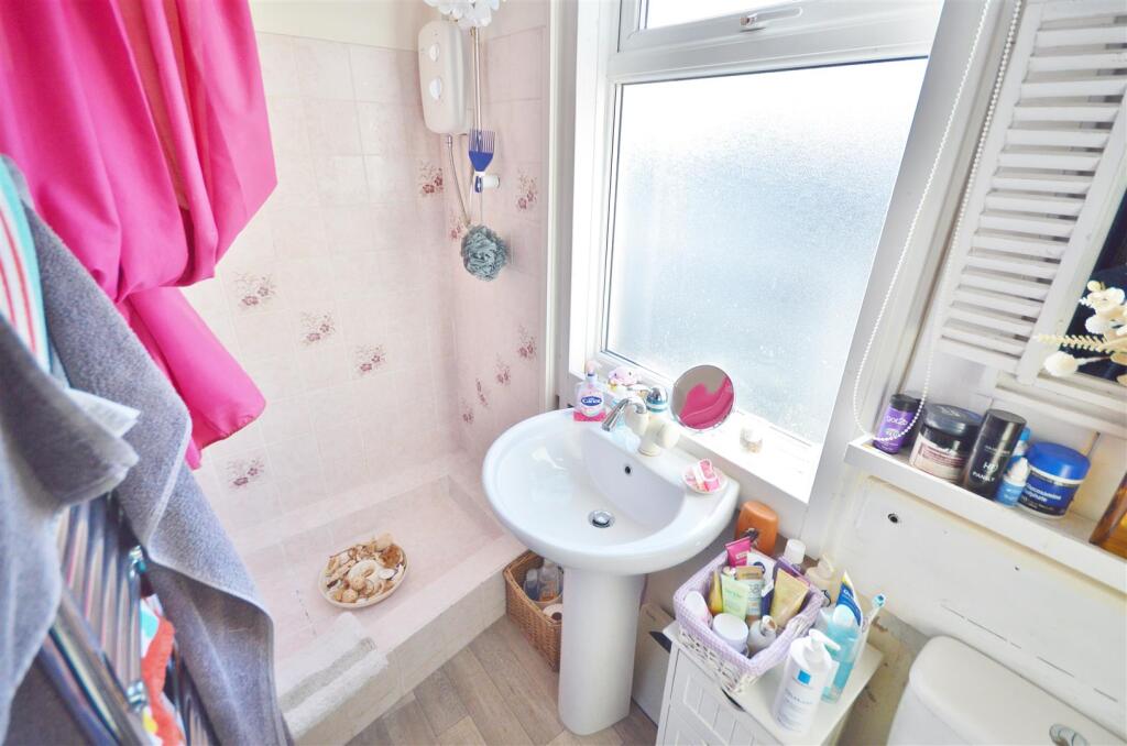 SHOWER ROOM