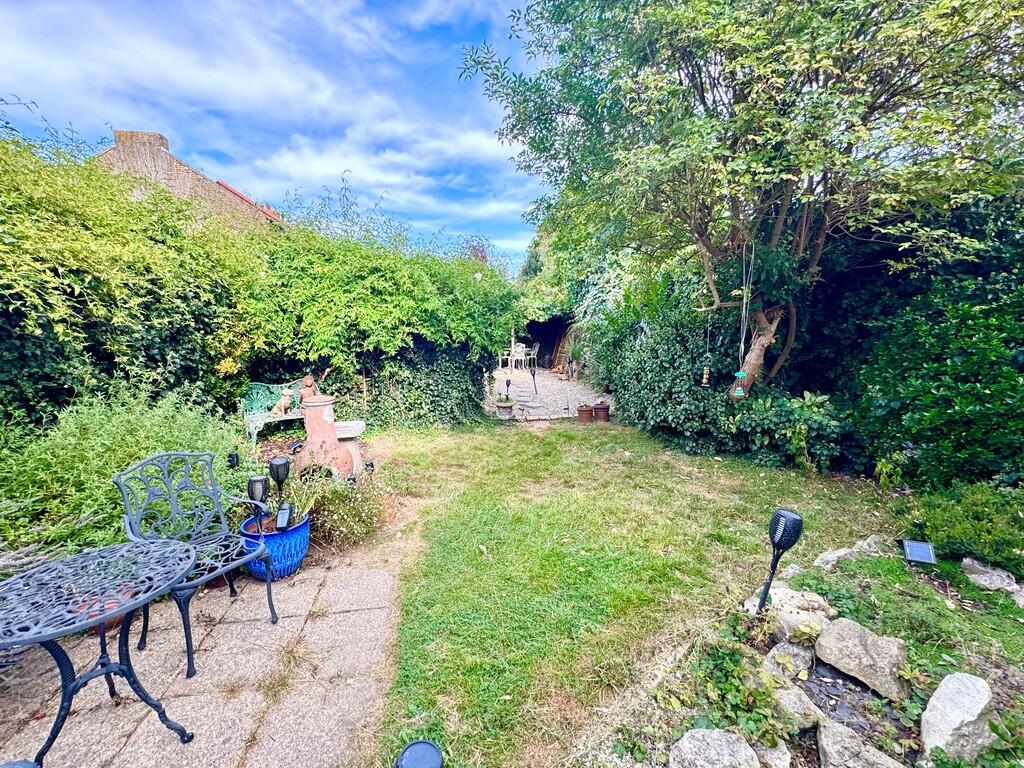 8 Lyme Road garde...