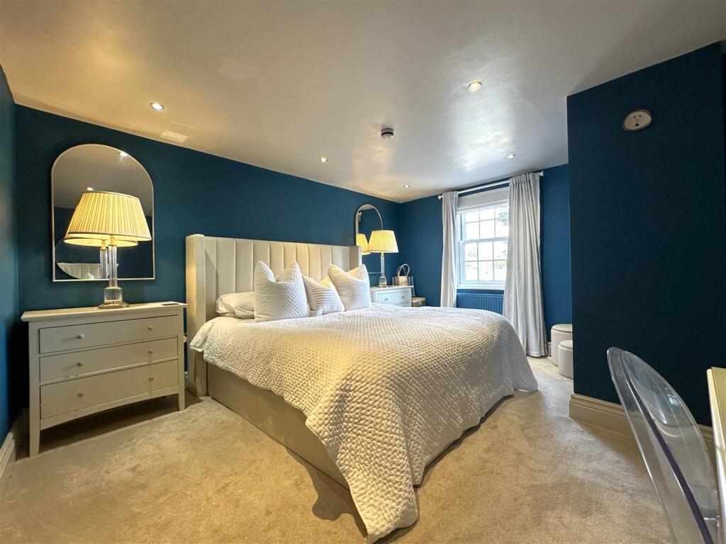 Master Bedroom 067
