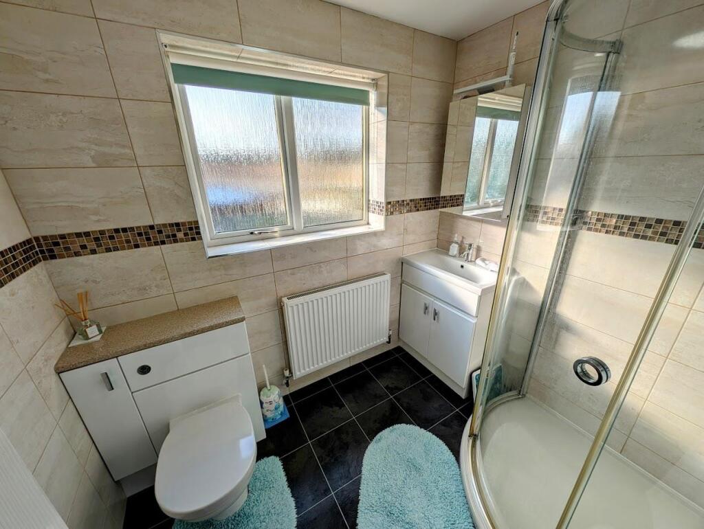 20 Hampden shower room.jpg