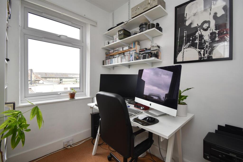 Bedroom/study